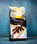 Ganze BIO Carob Schoten – Johannisbrot aus Kreta, traditionelle Feinkost, ballaststoffreich & vielseitig, dekorativ im blauen Regal.