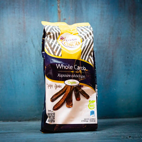 Ganze BIO Carob Schoten – Johannisbrot aus Kreta, traditionelle Feinkost, ballaststoffreich & vielseitig, dekorativ im blauen Regal.