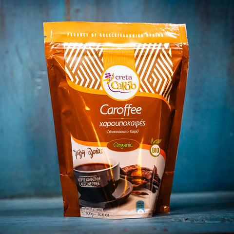 BIO Caroffee – aromatische Johannisbrot-Kaffeealternative aus Kreta, naturbelassen & vollmundig. Präsentiert im blauen Regal.
